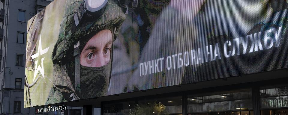 Une affiche de recrutement pour l'armée russe. [Keystone - AP Photo/Alexander Zemlianichenko]