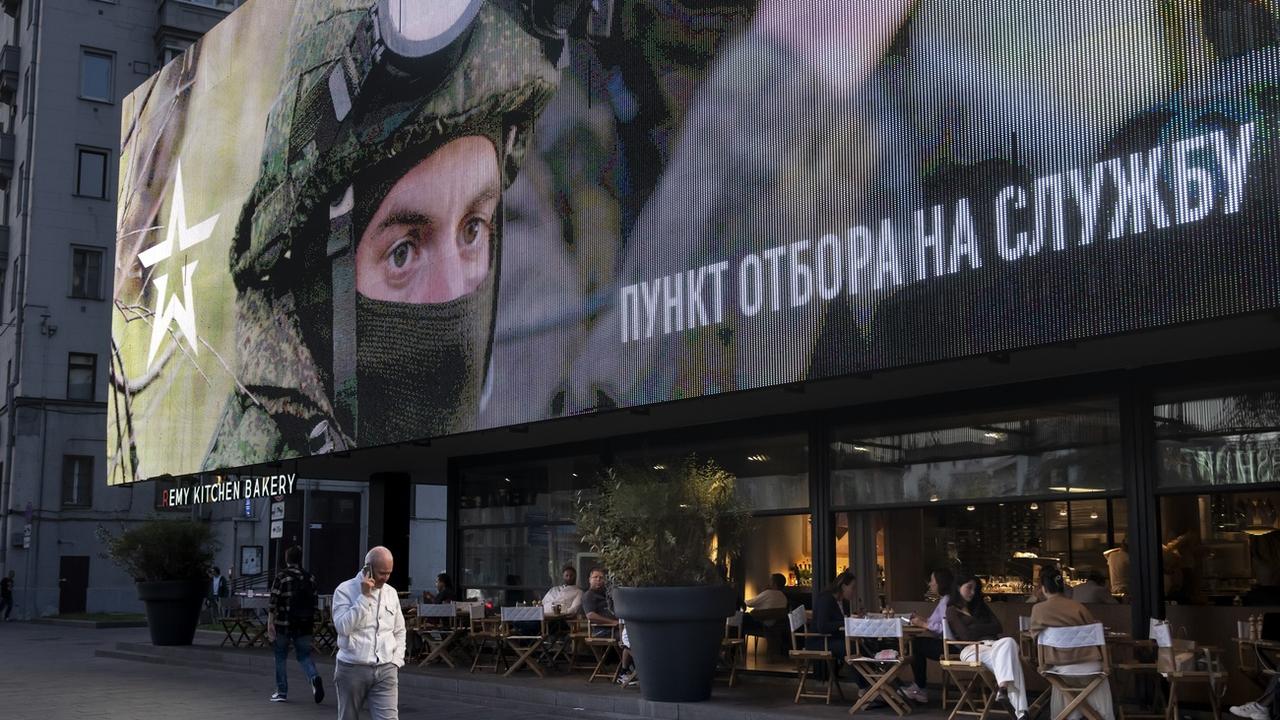 Une affiche de recrutement pour l'armée russe. [Keystone - AP Photo/Alexander Zemlianichenko]
