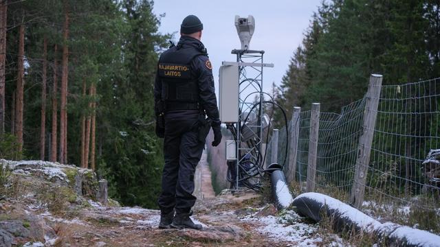 Un garde-frontière à la frontière entre la Russie et la Finlande près d'Imatra. [AFP - Alessandro Rampazzo]