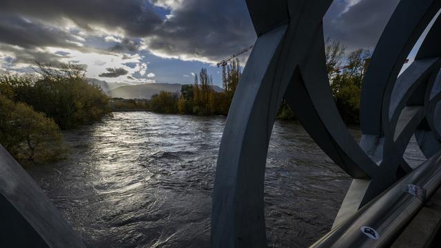 Une vue de l'Arve à Genève depuis le pont Wilsdorf, au début de la décrue. [Keystone - Martial Trezzini]