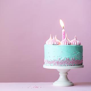 Un gâteau d'anniversaire avec une bougie. [Depositphotos - RuthBlack]