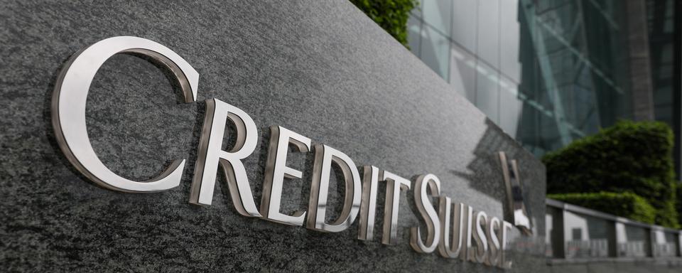 Le logo de Credit Suisse sur un bâtiment de Hong Kong. [Keystone - Jérôme Favre]