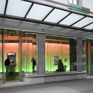 La façade d'une succursale de la banque Migros dans laquelle se trouvent des distributeurs à billets. [Keystone - Gaetan Bally]