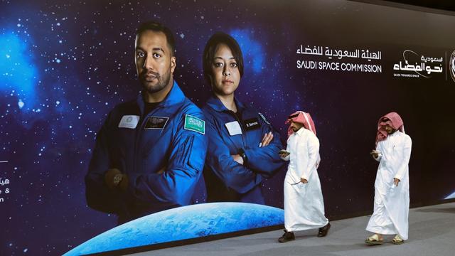 Rayana Barnawi (à droite) et Ali Al-Qarni, les deux premiers astronautes saoudiens. [AFP - FAYEZ NURELDINE]