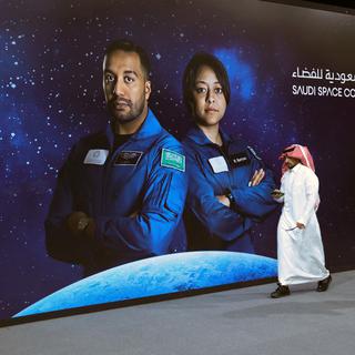 Rayana Barnawi (à droite) et Ali Al-Qarni, les deux premiers astronautes saoudiens. [AFP - FAYEZ NURELDINE]