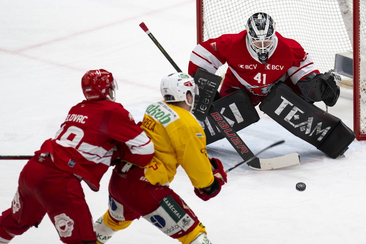 Eetu Laurikainen a disputé son 1er match dans les buts lausannois contre Langnau. [KEYSTONE - Martial Trezzini]