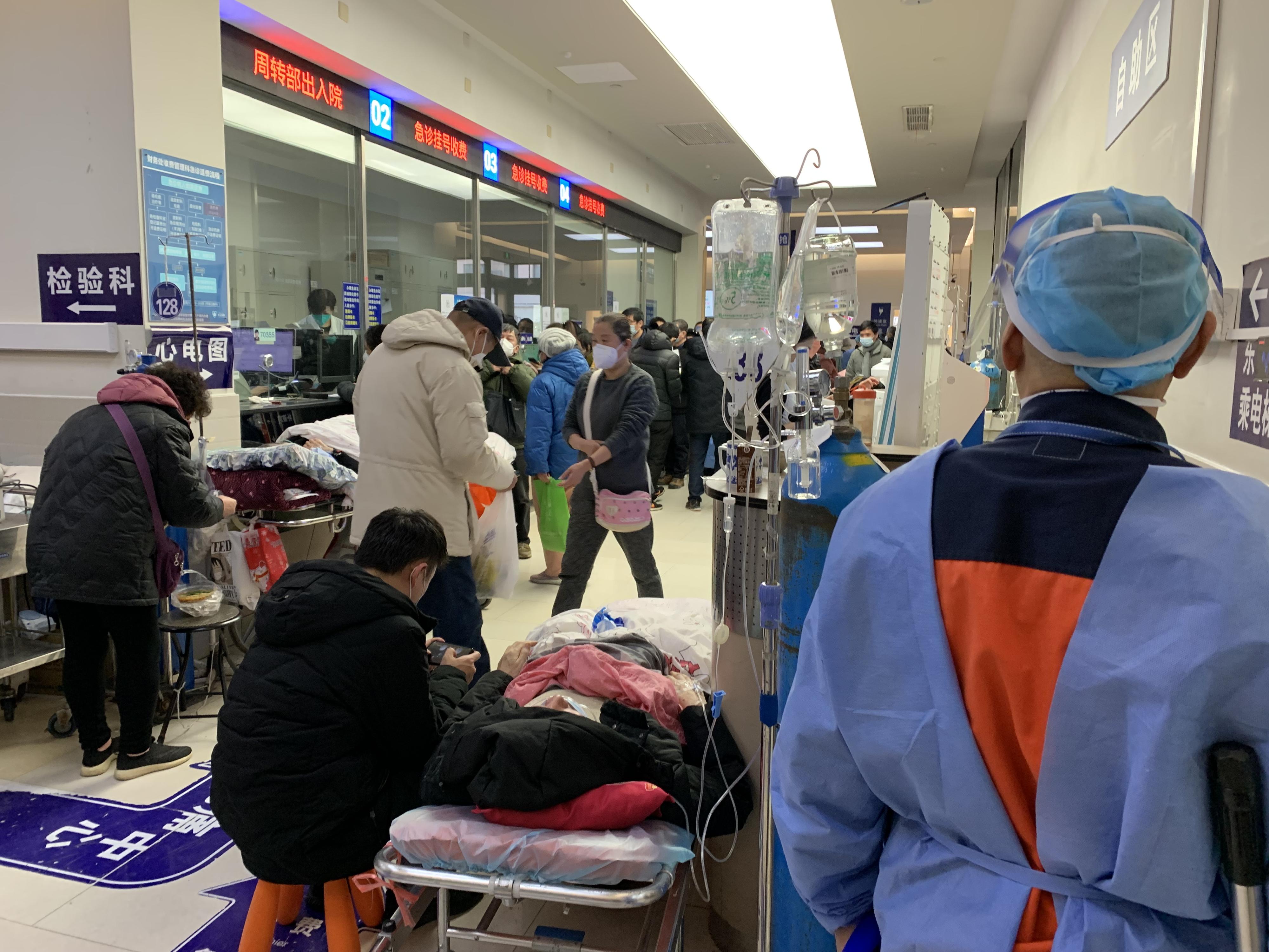 Les urgences de l'hôpital Zhongshan à Shanghai, en Chine, où s'entassent des malades dans les couloirs. [RTS - Michael Peuker]