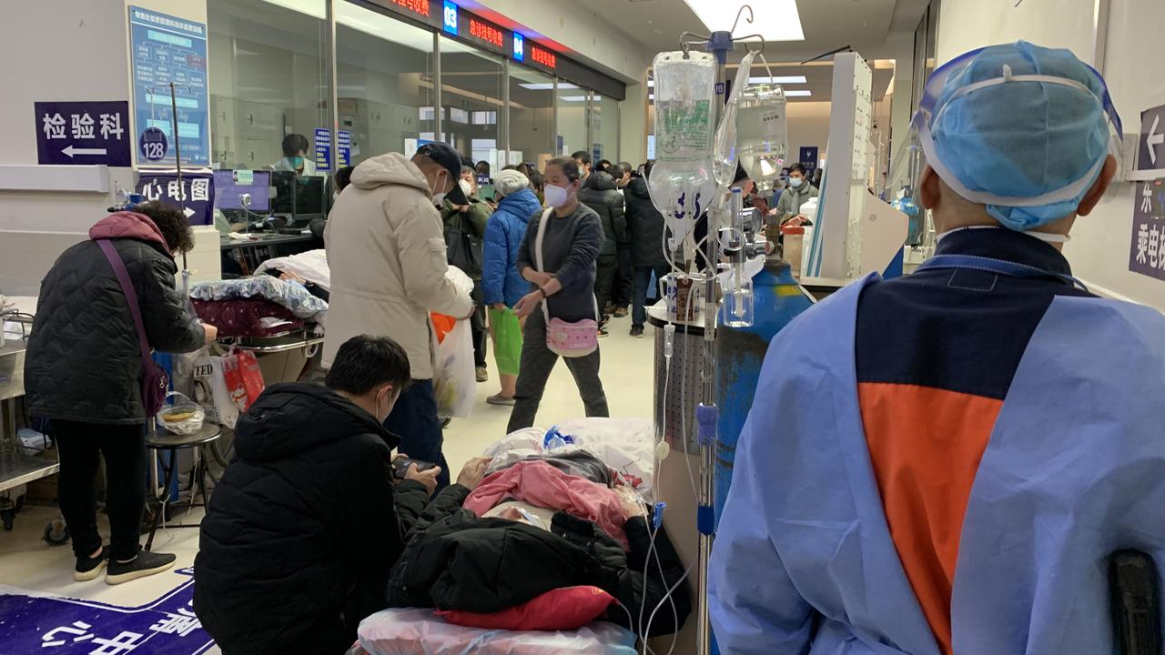 Les urgences de l'hôpital Zhongshan à Shanghai, en Chine, où s'entassent des malades dans les couloirs. [RTS - Michael Peuker]