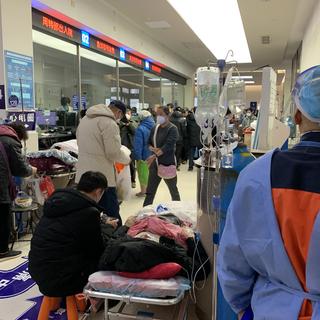 Les urgences de l'hôpital Zhongshan à Shanghai, en Chine, où s'entassent des malades dans les couloirs. [RTS - Michael Peuker]