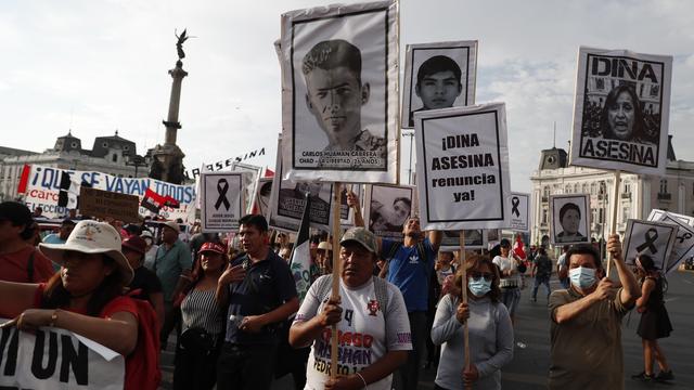 Au Pérou, la capitale Lima est à son tour gagnée par les manifestations contre la présidente Dina Boluarte. [EPA/Keystone - Paolo Aguilar]