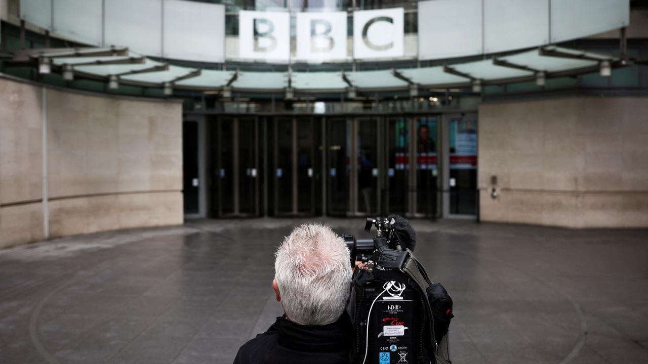 Un caméraman devant le siège de la BBC, à Londres, en Grande-Bretagne, le 28 avril 2023. [reuters - Henry Nicholls]