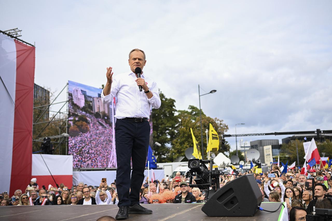 Le leader de l'opposition Donald Tusk lors de son discours à Varsovie. [Keystone/AP Photo - Rafal Oleksiewicz]