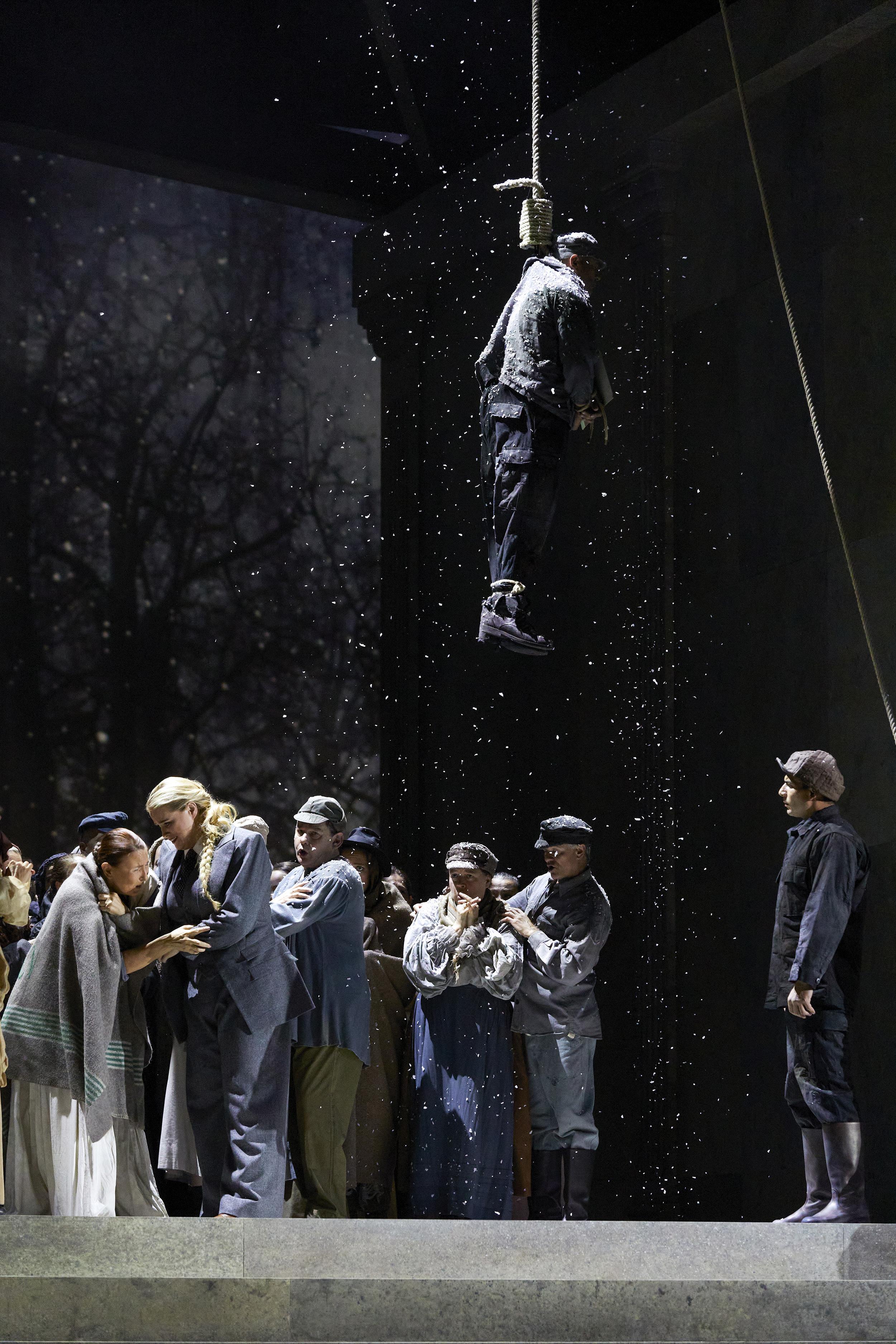 Plusieurs pendaisons jalonnent la production de "Don Carlos" de Verdi au Grand Théâtre de Genève. [GTG - Magali Dougados]