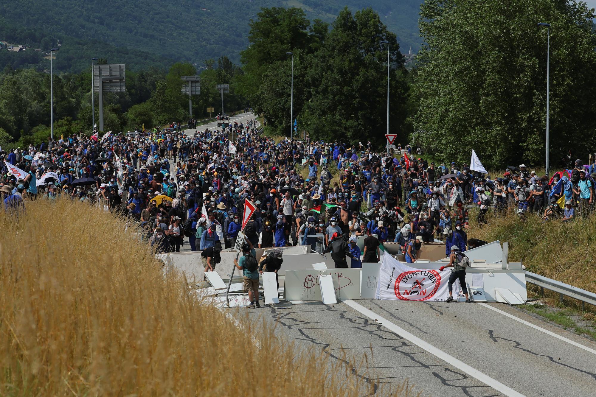 Des milliers d'activistes ont manifesté ce week-end contre la ligne de TGV Lyon-Turin. [Reuters - Denis Balibouse]