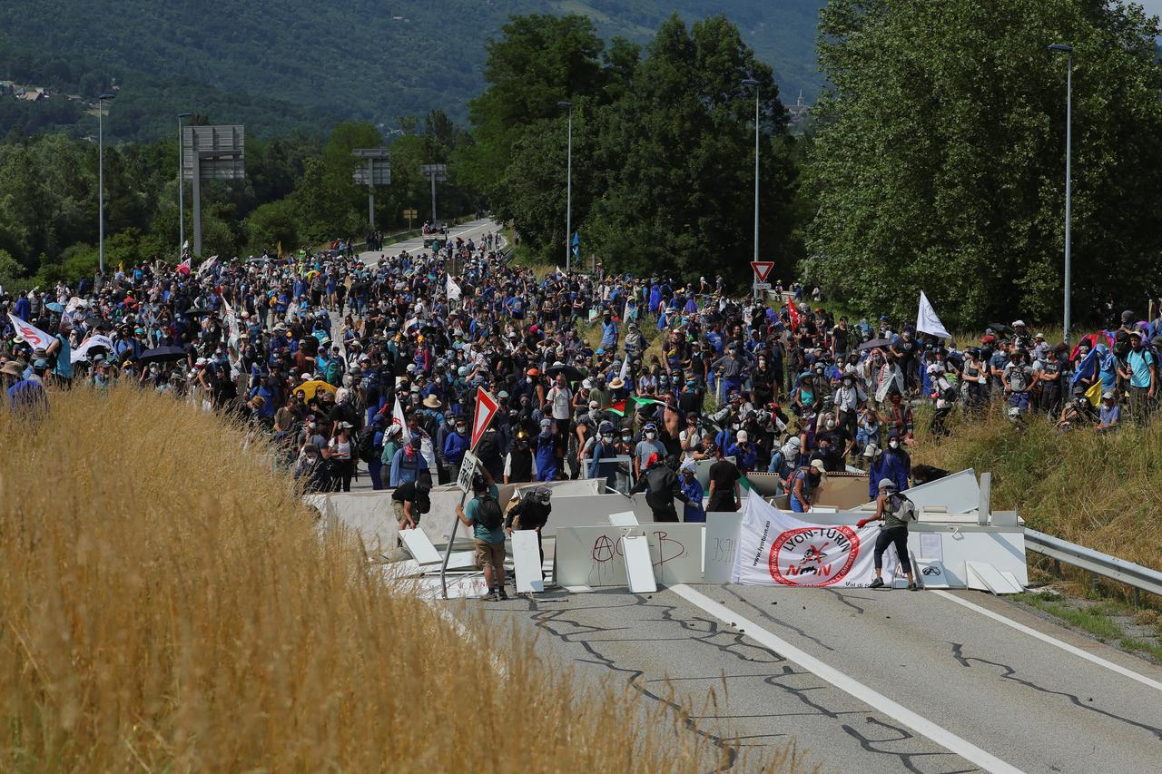 Des milliers d'activistes ont manifesté ce week-end contre la ligne de TGV Lyon-Turin. [Reuters - Denis Balibouse]