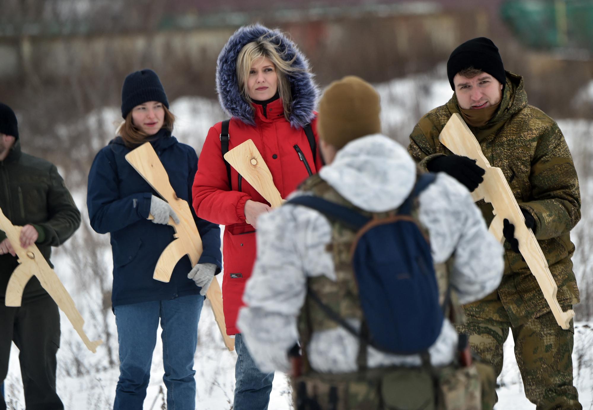 Des civils se préparent au maniement des armes à Kiev, peu avant le lancement de l'invasion russe, le 6 février 2022. [AFP - Sergei Supinsky]