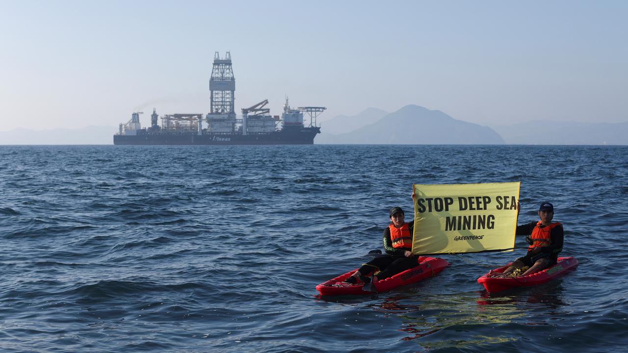 Des militants de Greenpeace confrontent le navire d'exploitation minière en eaux profondes Hidden Gem, affrété par The Metals Company, alors qu'il rentre au port après huit semaines d'exploitation minière expérimentale fin 2022. [Reuters - Gustavo Graf]