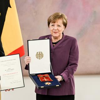 Lundi 17 avril: l'ancienne chancelière allemande Angela Merkel a été décorée de la plus haute distinction du pays par le président Frank-Walter Steinmeier. [Keystone - EPA/Filip Stringer]