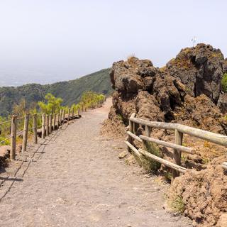 Sentier avec du tuf volcanique (pierre volcanique). [Depositphotos - mychadre77]