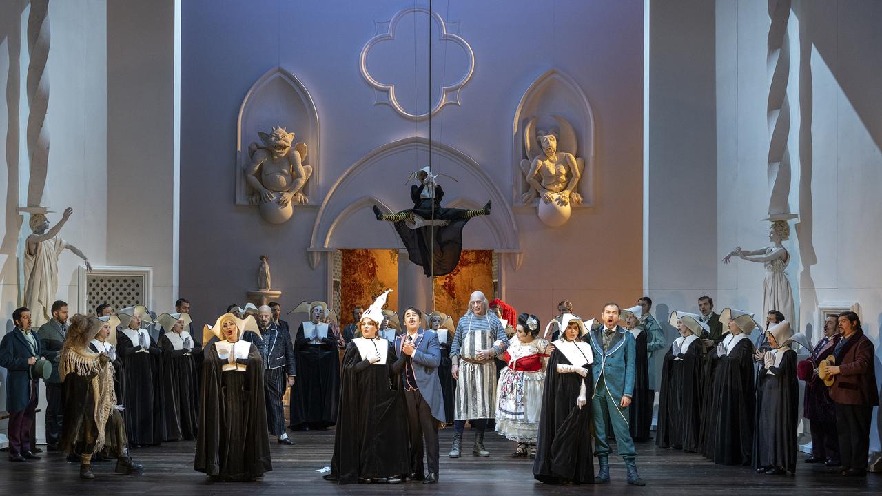 Julia Deit-Ferrand (à gauche) dans le rôle de Brigitte dans "Le domino noir" sur la scène de l'Opéra de Lausanne. [Opéra de Lausanne - Jean Guy Python]