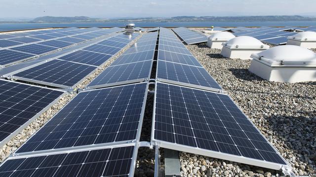 Des panneaux solaires à Neuchâtel. [Keystone - Thomas Delley]