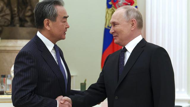 Le chef de la diplomatie chinoise Wang Yi est allé s'entretenir avec Vladimir Poutine le 22 février à Moscou. [Keystone/AP - Anton Novoderezhkin]