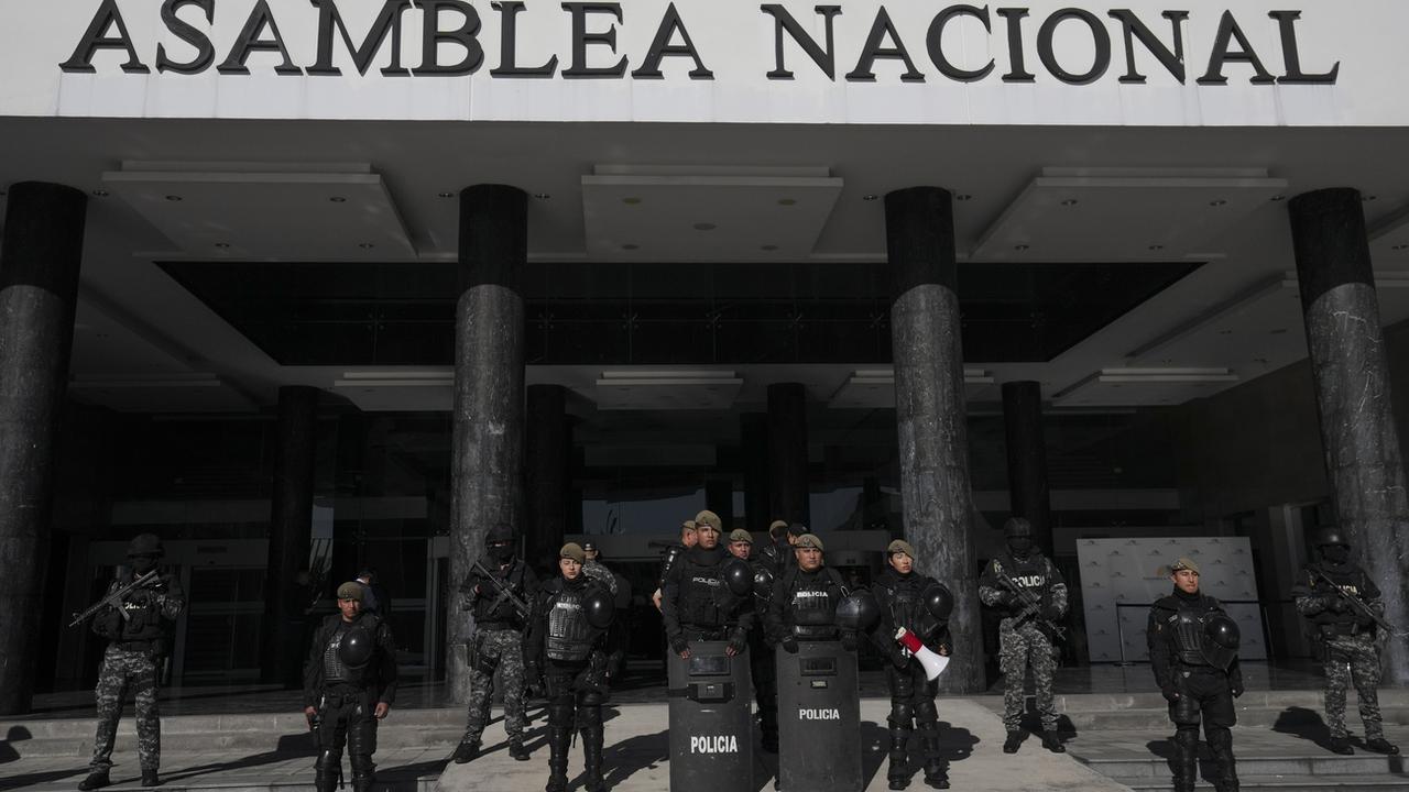 Le Parlement équatorien était très bien gardée en marge de l'annonce du président Lasso. [Keystone - Dolores Ochoa]