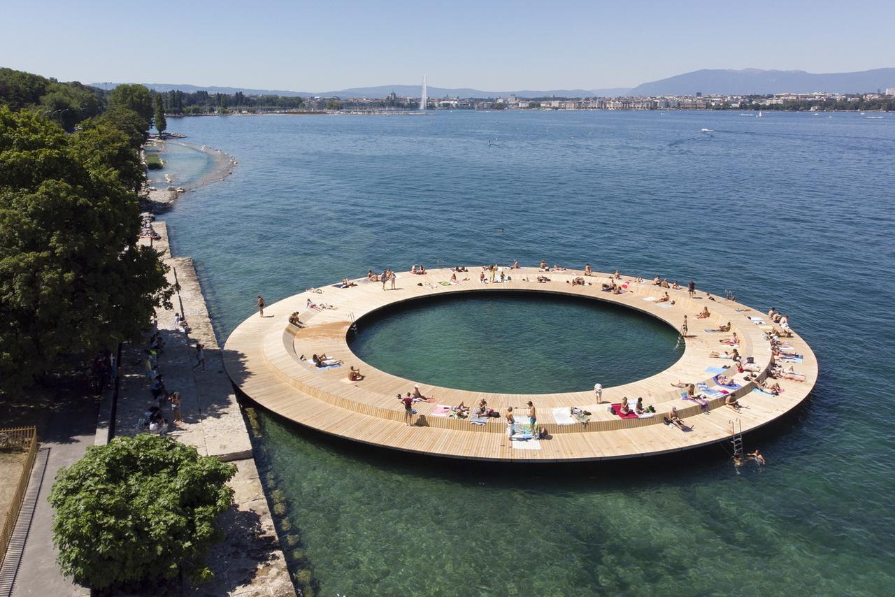 La plateforme circulaire en bois du Quai de Cologny. [Keystone - EPA/Salvatore Di Nolfi]