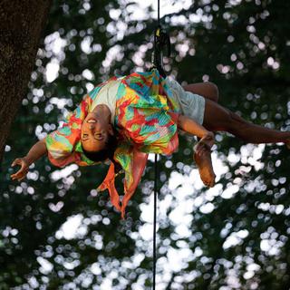 Fête de la danse 2023, "Zwischen Bäumen" spectacle de danse aérienne dans les arbres. [Fête de la danse - Eleni Kougionis]