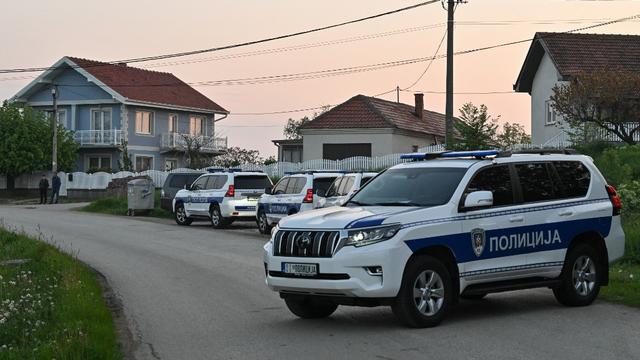 La police a bloqué la route du village de Dubona, près de Mladenovac en Serbie, après la fusillade qui a tué au moins huit personnes. [afp - Andrej Isakovic]