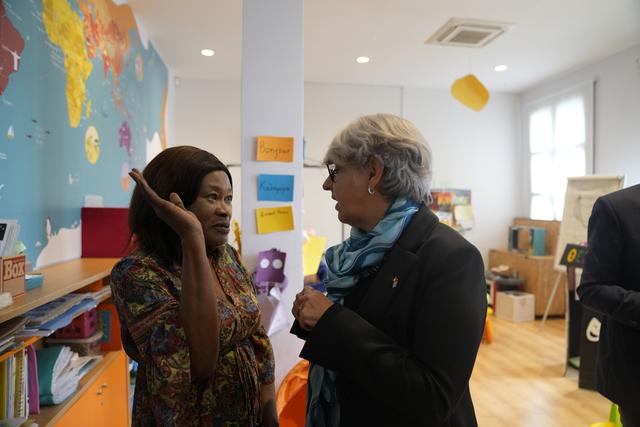 Elisabeth Baume-Schneider visite les projets de soutien aux migrants soutenus par la Suisse en Grèce. [Keystone - AP Photo/Thanassis Stavrakis]