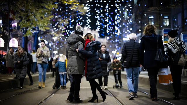 Retour des illuminations de Noël dans les villes suisses. [Keystone - Michael Buholzer]