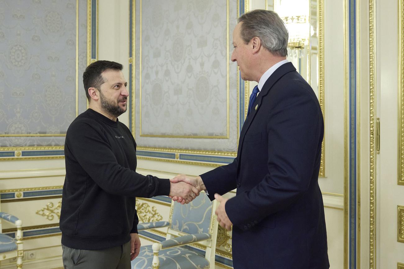 Le chef de la diplomatie britannique David Cameron (d.) lors de sa rencontre avec le président ukrainien Volodymr Zelensky à Kiev. [Keystone via AP - Ukrainian Presidential Press Office]