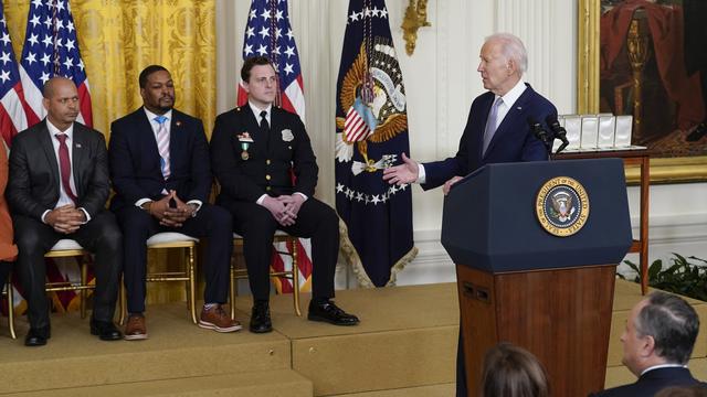 Joe Biden remet des médailles aux "héros" de l'attaque du Capitole. [AP/Keystone - Patrick Semantsky]