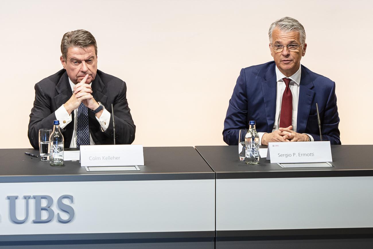Le nouveau CEO d'UBS Sergio P. Ermotti, à droite, et le président d'UBS Colm Kelleher, à gauche, le mercredi 29 mars 2023 à Zurich. [Keystone - Michael Buholzer]