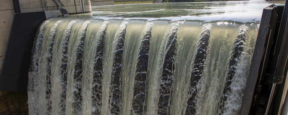 L'Aare se déverse dans le lac de Bienne via le canal de Hagneck, creusé à la fin du XIXe siècle pour éviter les inondations dans le Seeland. [Keystone - Marcel Bieri]