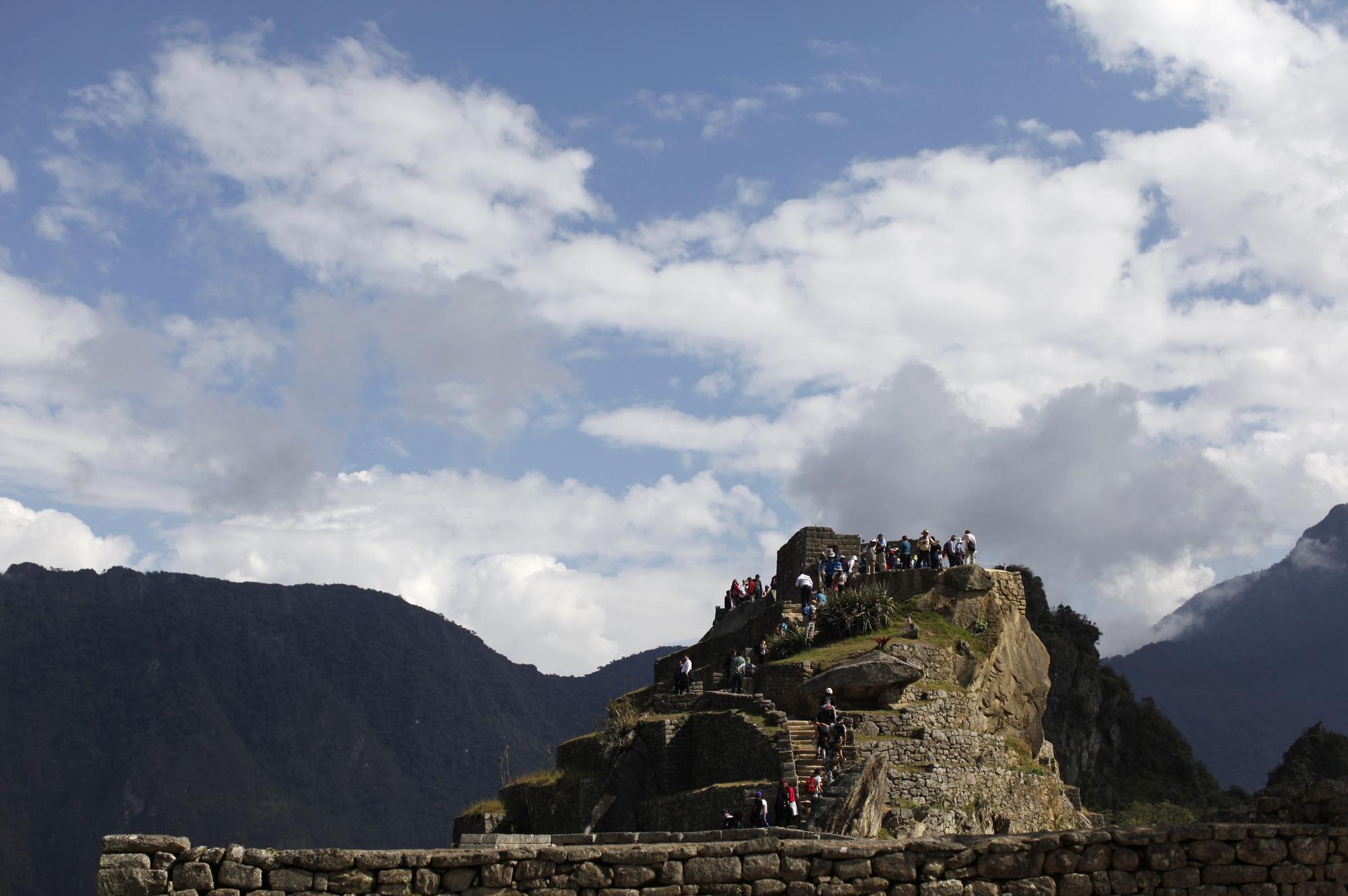 Des touristes visitent le célèbre site historique inca, le 21 août 2012. [Reuters - Claudia Daut]