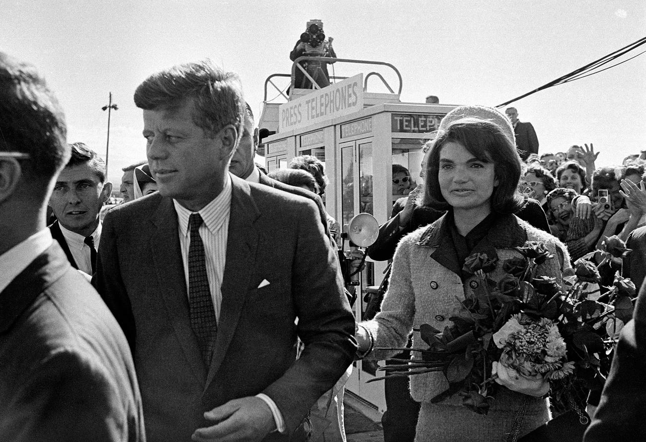 John F. Kennedy et son épouse Jacqueline Kennedy à leur arrivée à Dallas à l'aéroport Love Field. Le président sera assassiné peu après. [Keystone - (AP Photo]