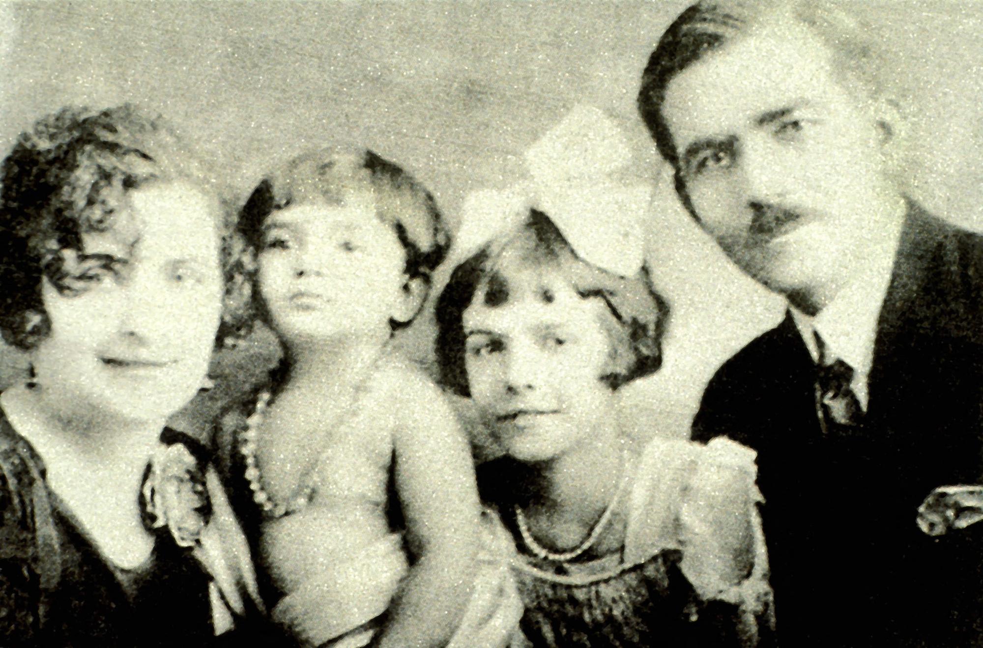 Maria Callas, à gauche de sa mère Evangelia avec sa soeur Jackie et son père George à l'âge de deux ans en 1925. [AFP]