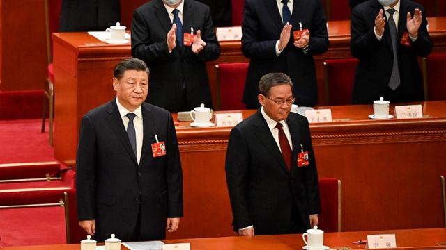 Le président chinois Xi Jinping et Li Qiang, le 11 mars 2023, à la session plénière du Congrès national du peuple, à Pékin. [AFP - GREG BAKER]