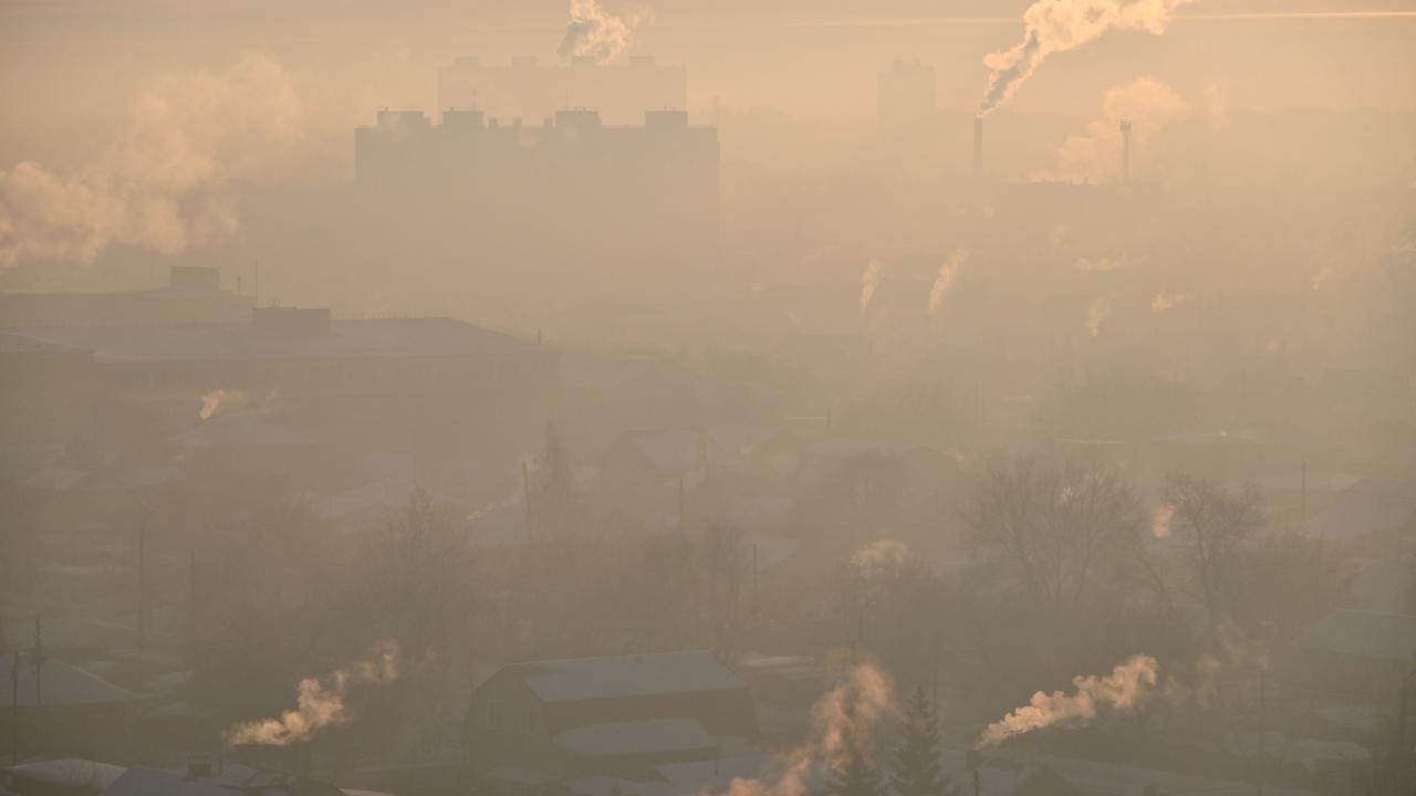 La ville russe d'Omsk souffre d'un épais brouillard lié à la pollution. [Reuters - Alexey Malgavko]