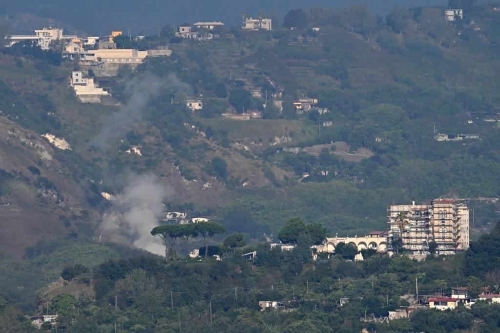 De la fumée s'échappe d'un cratère des "champs phlégréens" près d'immeubles d'habitation. [AFP - Albert Pizzoli]