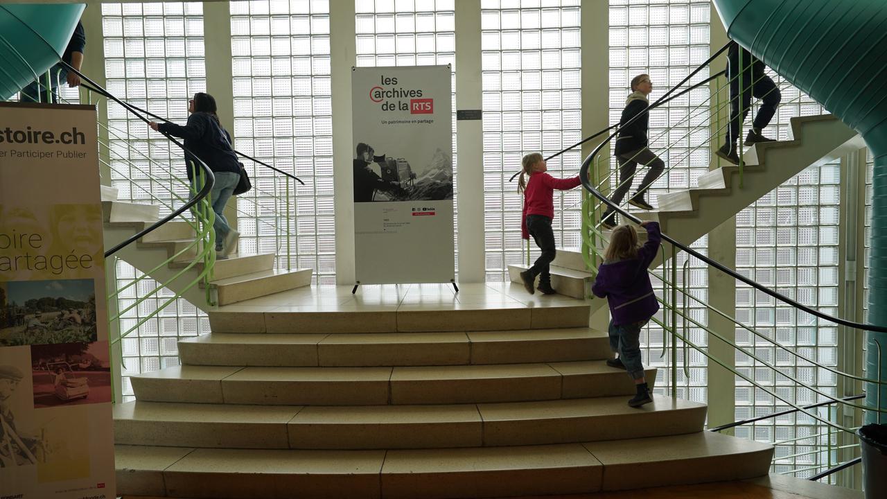 Des enfants vont assister à la projection publique des archives de la RTS. [RTS - Soazig Vaucher]