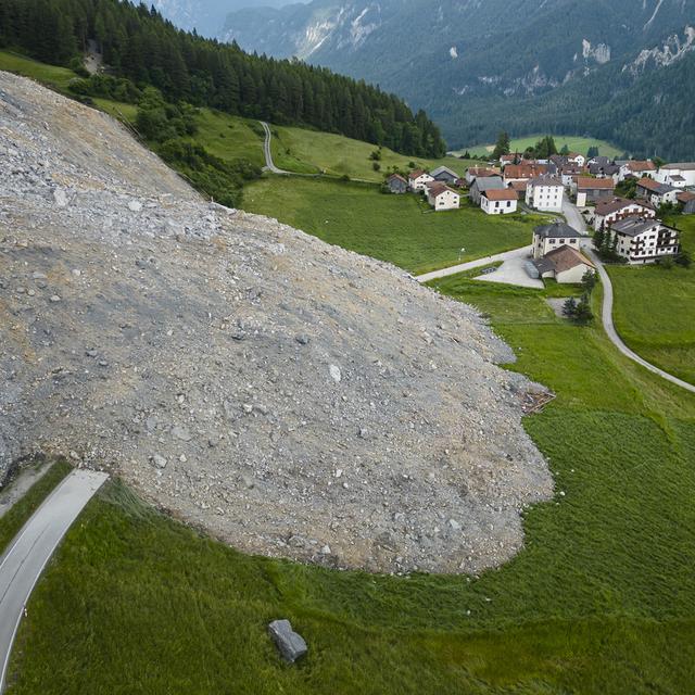 Le système d'observation de la pente rocheuse de Brienz est à nouveau complet. [Keystone - Michael Buholzer]