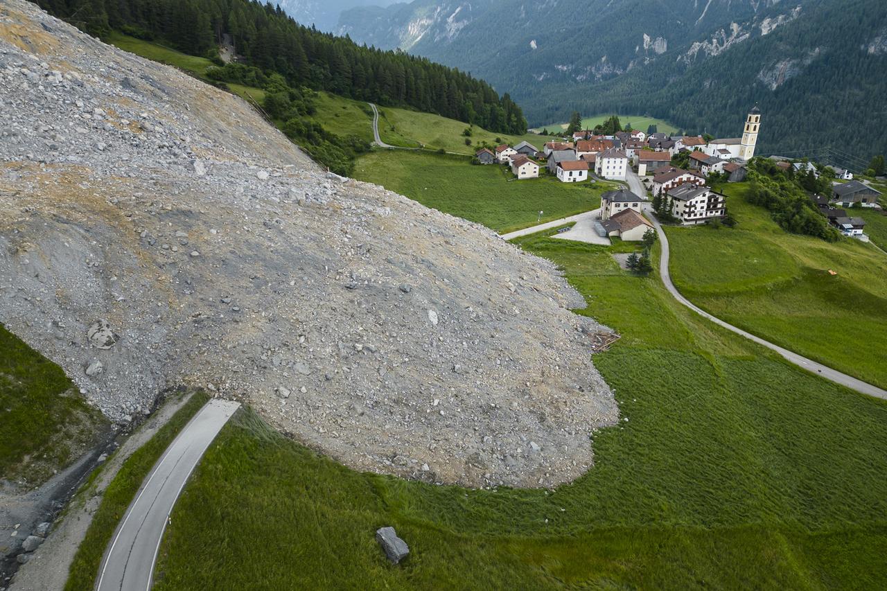 Le système d'observation de la pente rocheuse de Brienz est à nouveau complet. [Keystone - Michael Buholzer]