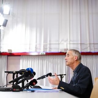 Le chanoine Antoine Salina parle lors d'une conférence de presse de l'Abbaye de Saint-Maurice après les révélations sur les cas d'abus sexuels. [Keystone - Jean-Christophe Bott]