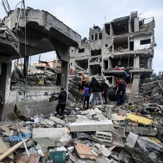 Des bâtiments détruits par des frappes israéliennes sur le camp de réfugiés d'al-Maghazi, dans le centre de la bande de Gaza. [AFP - Majdi Fathi / NurPhoto]