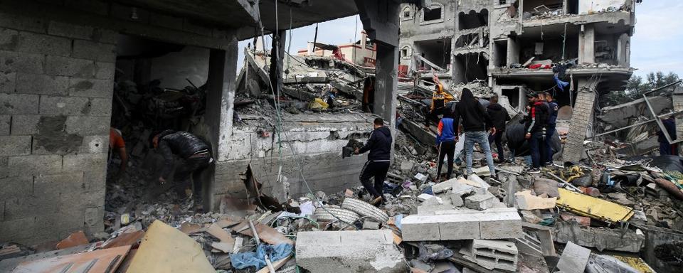 Des bâtiments détruits par des frappes israéliennes sur le camp de réfugiés d'al-Maghazi, dans le centre de la bande de Gaza. [AFP - Majdi Fathi / NurPhoto]