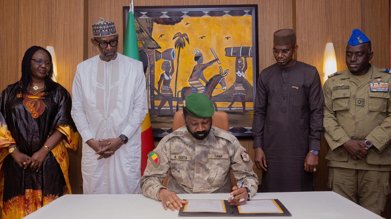 Assimi Goita, chef de la junte du Mali, signe le traité de l'Alliance des Etats du Sahel avec le Burkina et le Niger. [Assimi Goita - Assimi Goita / X (anciennement Twitter)]
