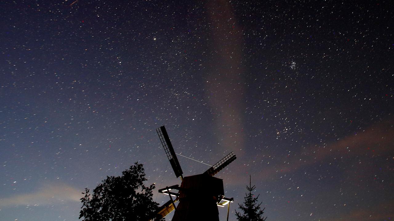 Un météore passe devant les étoiles dans un ciel nocturne en Biélorussie, le 13 août 2018. [reuters - Vasily Fedosenko]